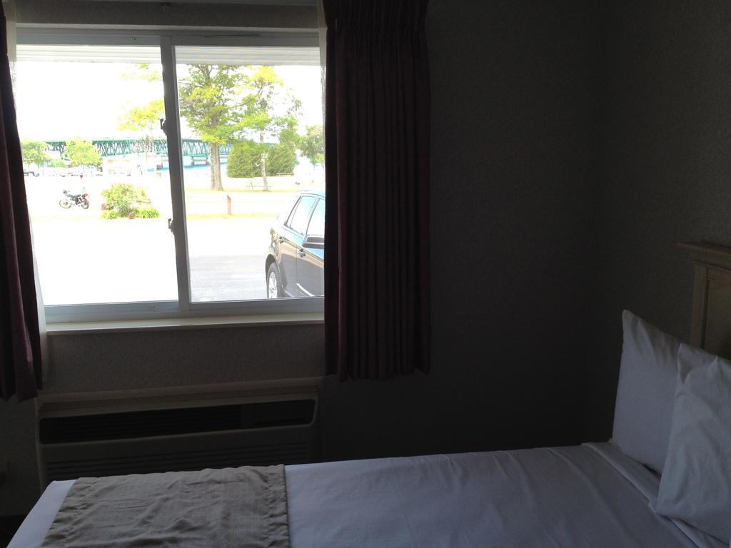 Parkside Inn Bridgeview Mackinaw City Exterior foto
